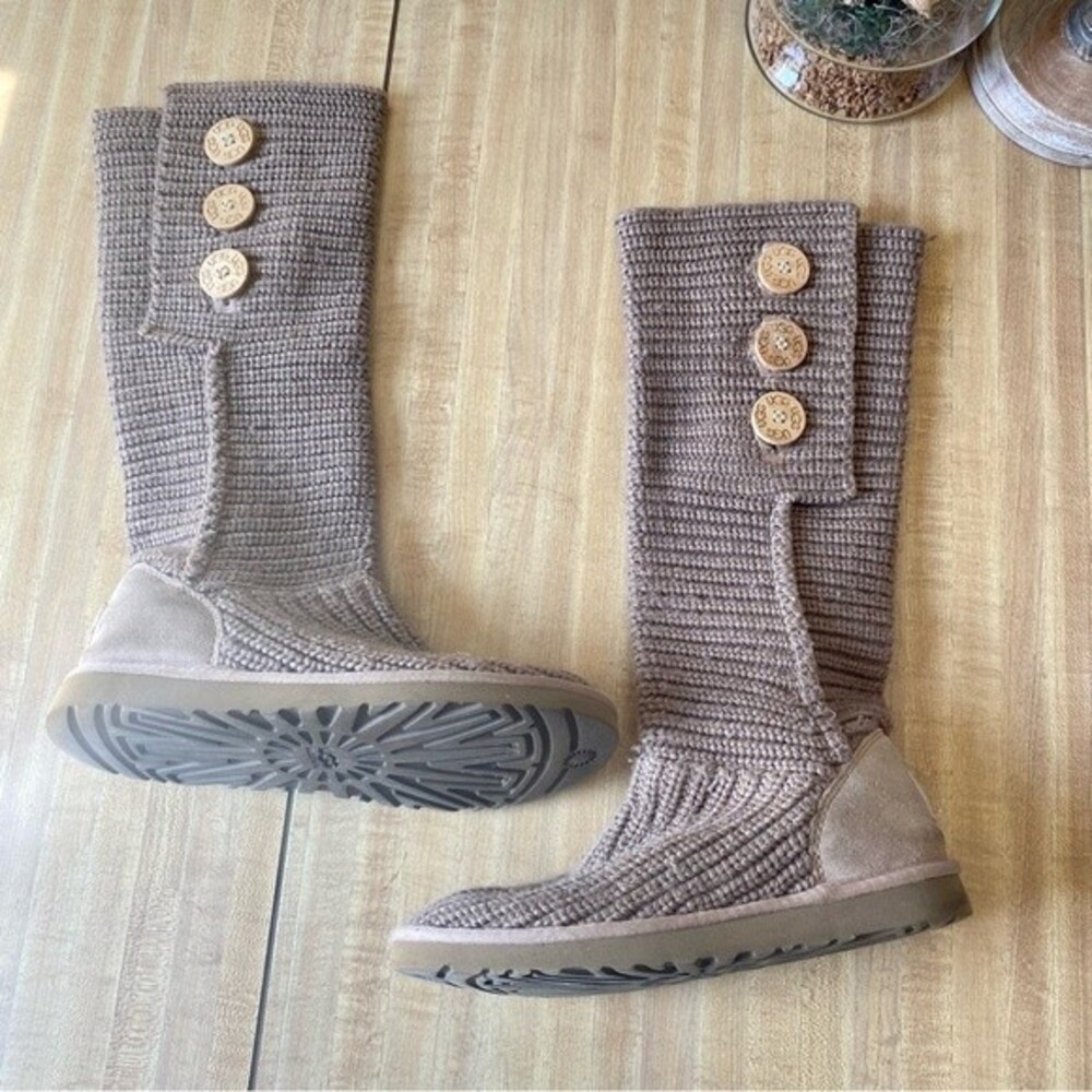 UGG Knit Sweater Boots Tall Classic Cardy Button Tan Latte VSCO S/N 5819 Size 8
